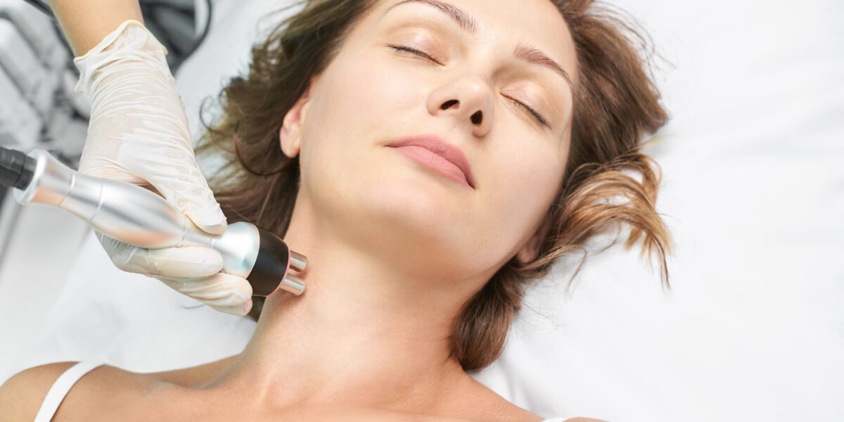 Mulher realizando procedimento com EMSCULPT NEO