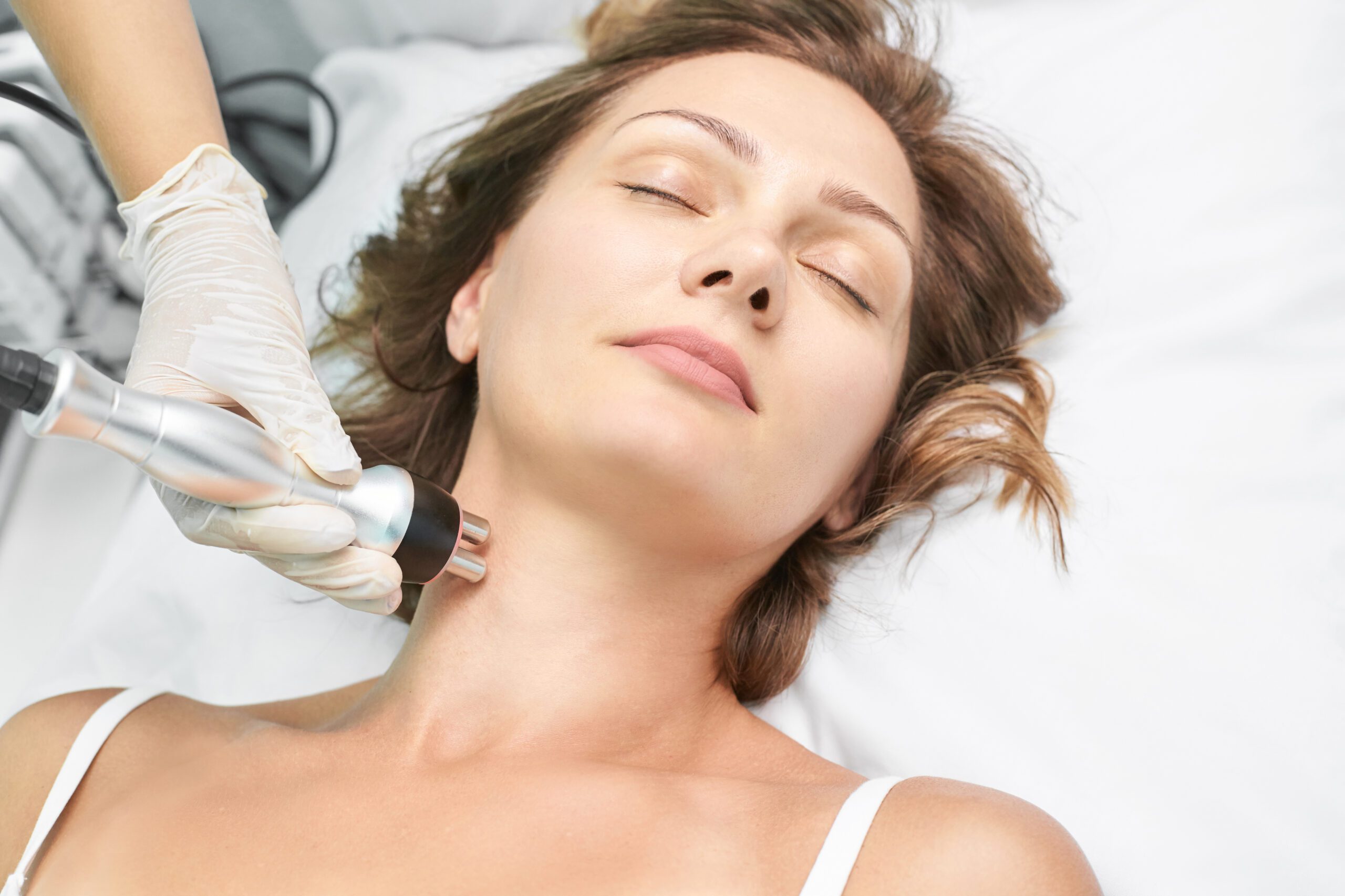 Mulher realizando procedimento com EMSCULPT NEO