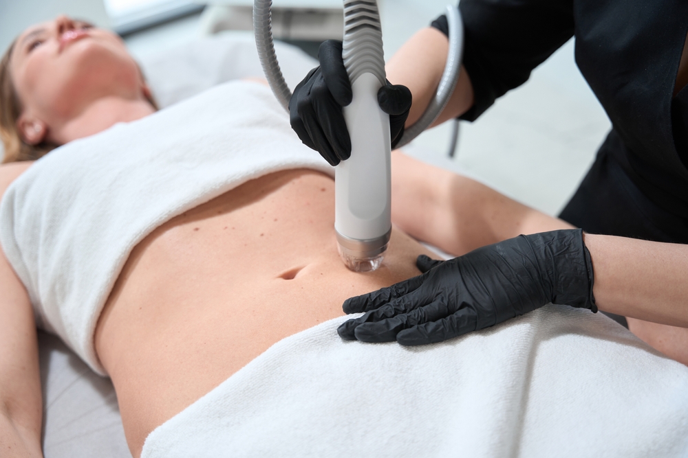 Imagem ilustrativa de um procediento com o liftera no abdomên de uma paciente mulher.